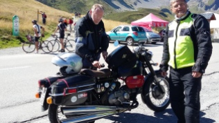 Vår tyske hojkompis berättar om sin Moto Guzzi 500cc. Den väsnades, läckte och gick sakta uppför. Vi träffade honom flera gånger.